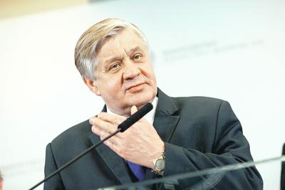 Krzysztof Jurgiel jako minister rolnictwa  nadzoruje kilkadziesiąt różnych jednostek, m.in. KRUS, agencje rynku  rolnego, nieruchomości rolnych oraz restrukturyzacji i modernizacji  rolnictwa. Od ostatnich wyborów posady kierownicze i dyrektorskie w tych  instytucjach zajmują prawie wyłącznie działacze PiS, ich rodziny i  znajomi.
