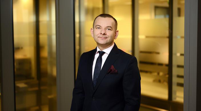 Podatki i księgowość są obszarem bardzo wrażliwym, zmiennym, często niejasno uregulowanym, jednocześnie wiążącym się z osobistą odpowiedzialnością karnoskarbową. Wyizolowanie i pełne zlecenie tak ważnych funkcji na zewnątrz, czyli outsourcing, jest dla wielu firm rozwiązaniem zbyt daleko idącym. I w takich przypadkach sprawdza się co-sourcing - mówi Zbigniew Deptuła, partner w Dziale Doradztwa Podatkowego, lider Zespołu Sprawozdawczości Podatkowej EY Polska. Podatki i księgowość są obszarem bardzo wrażliwym, zmiennym, często niejasno uregulowanym, jednocześnie wiążącym się z osobistą odpowiedzialnością karnoskarbową. Wyizolowanie i pełne zlecenie tak ważnych funkcji na zewnątrz, czyli outsourcing, jest dla wielu firm rozwiązaniem zbyt daleko idącym. I w takich przypadkach sprawdza się co-sourcing - mówi Zbigniew Deptuła, partner w Dziale Doradztwa Podatkowego, lider Zespołu Sprawozdawczości Podatkowej EY Polska.