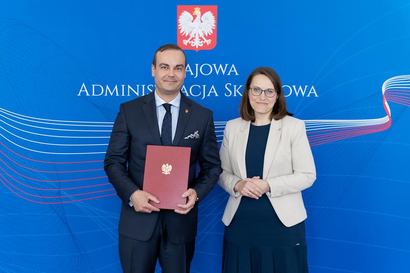 Nowy szef KAS Bartosz Zbaraszczuk i minister finansów Magdalena Rzeczkowska