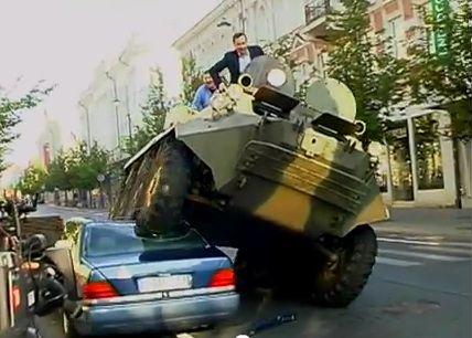 Burmistrz demoluje auto (fot. YouTube)