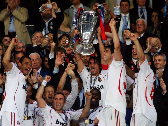 Piłkarze AC Milan triumfują 23 maja 2007 roku po zwycięstwie nad Liverpoolem w finałowym meczu Ligi Mistrzów, fot. Bloomberg