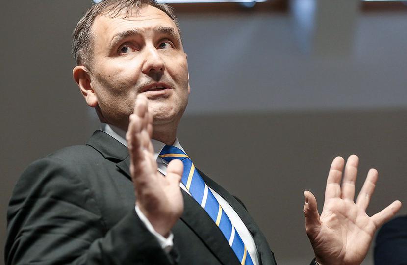 UKŁAD I DYMISJA: