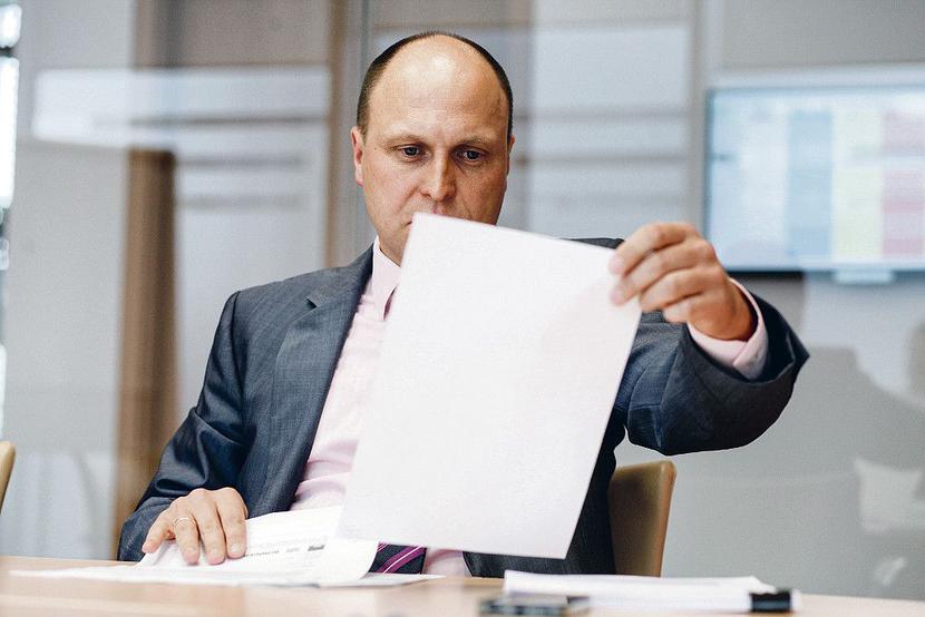 KLIENCI SĄ BEZPIECZNI
 Inwestycje będące przedmiotem śledztwa stanowiły zaledwie kilka procent lokat Benefii i nie mają wpływu na naszą stabilność finansową. Mamy wysokie pokrycie marginesu wypłacalności i znaczną nadwyżkę kapitałową — zapewnia Wolfgang Stockmeyer, prezes Benefia Towarzystwo Ubezpieczeń na Życie. [FOT. WM]
 