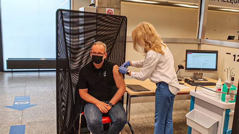 Minister Niedzielski zapowiada pierwszą partię tzw. “omikronowych” szczepionek w tym tygodniu. 