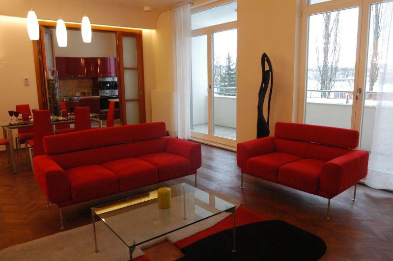 Apartamenty zwykle są wyposażone w klimatyzację i inteligentne systemy sterujące, np. roletami czy ogrzewaniem.