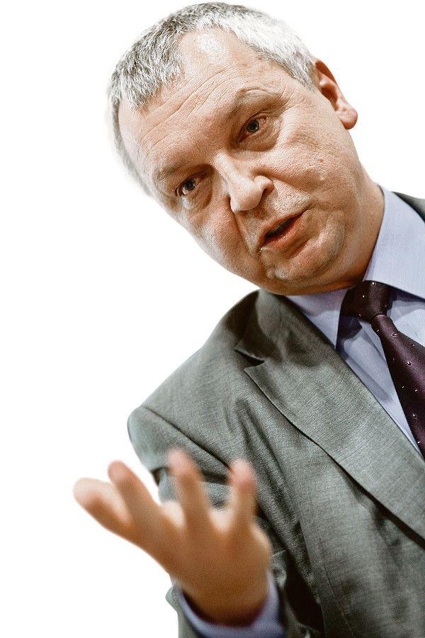 POPĘDZANIE LISTONOSZY:
 Kierowana przez Jerzego Jóźkowiaka Poczta Polska dostarcza na czas coraz więcej listów ekonomicznych, ale nadal nie spełnia ministerialnych norm w listach i paczkach priorytetowych. [FOT. WM]