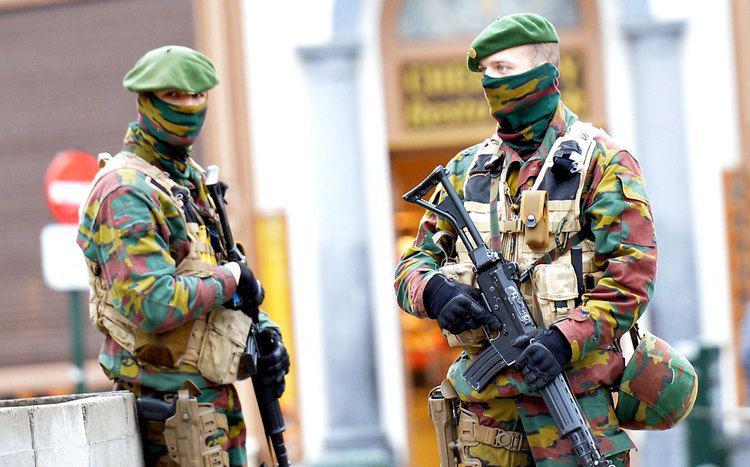 Żołnierze patrolujący ulice Brukseli w związku z zagrożeniem terrorystycznym
