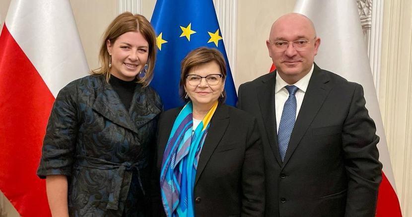 Na zdjęciu od lewej Beata Strzałkowska, minister Izabela Leszczyna i prof. Robert Gałązkowski Na zdjęciu od lewej Beata Strzałkowska, minister Izabela Leszczyna i prof. Robert Gałązkowski