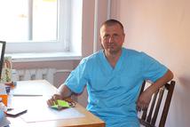 Korespondencja z Ukrainy: burmistrz bombardowanej Ochtyrki w dzień broni miasta, a nocą operuje pacjentów