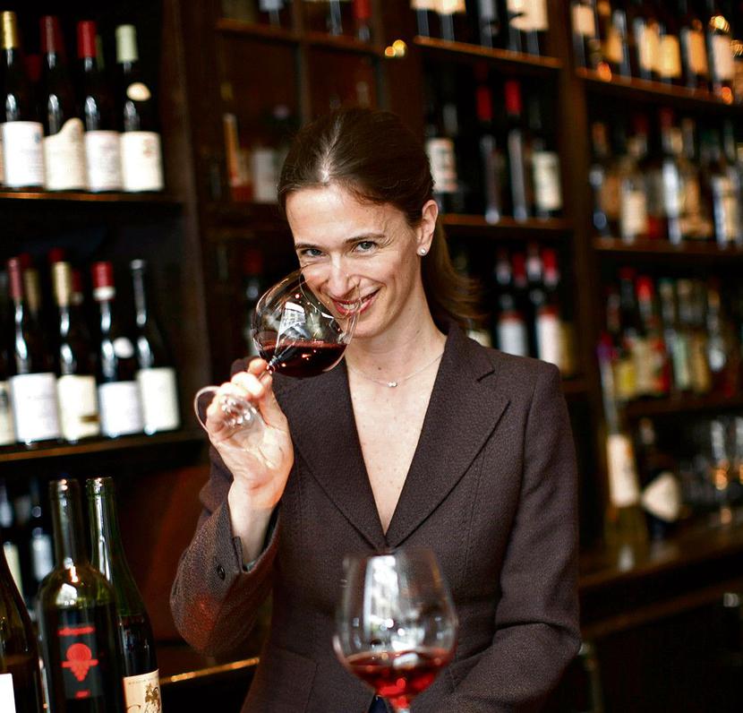 KOBIECY NOS: Kobiety są bardziej wrażliwe na aromaty niż mężczyźni — przyznaje polska sommelierka Monika Bielka-Vescovi (po prawej). Dlatego pną się w branży coraz wyżej, jak Juliette Pope z USA [FOT. BLOOMBERG, ARC]