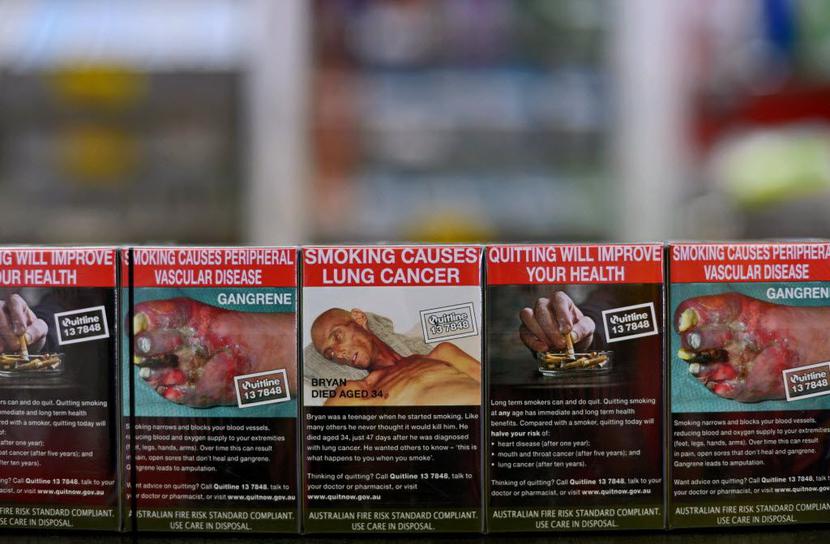 Papierosy Marlboro Menthol koncernu Philip Morris na sklepowej spółce w jednym ze sklepów w Melbourne (fot. Bloomberg)