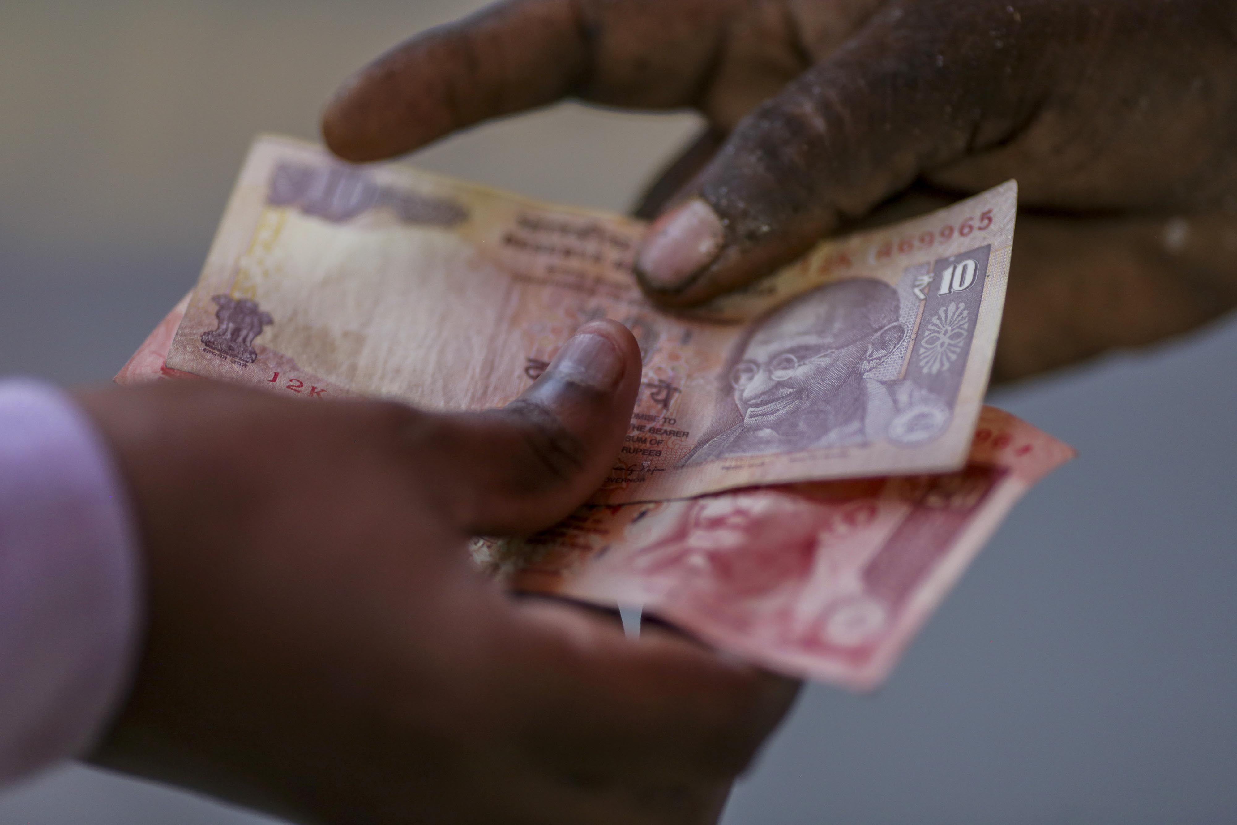 Zaznacz Cztery Cechy Które Charakteryzują Nowoczesny Przemysł Indii Indyjska rupia pogłębia rekordowy dołek - Puls Biznesu - pb.pl