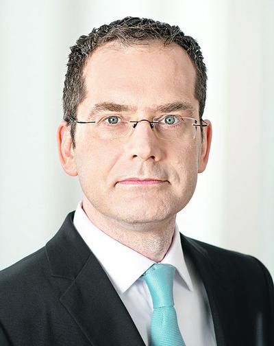 CYFROWY LIDER? Wojtek Bogdan, współautor raportu McKinseya, zaznacza, że  Polska ma solidne podstawy, aby zostać liderem cyfryzacji w Europie  Środkowej. Jednak istotne jest, aby polscy przedsiębiorcy uwzględnili  cyfrowe trendy przy tworzeniu swoich strategii.