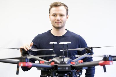 POMOCNIK: Dron to gigantyczne ułatwienie podczas rutynowych kontroli i weryfikacji zgłoszeń o zanieczyszczaniu środowiska. Strażnicy miejscy nie muszą już wchodzić do każdego domu i sprawdzać, czym gospodarze palili. Wystarczy, że urządzenie pobierze próbki dymu znad komina. Takie informacje staną się dowodem, z którym trudno będzie dyskutować. Dlatego po testach urządzenie trafi do Instytutu Chemicznej Przeróbki Węgla, który pomoże opracować metodykę klasyfikowania pobranych próbek — podkreśla Przemysław Tomków, kierownik projektu.