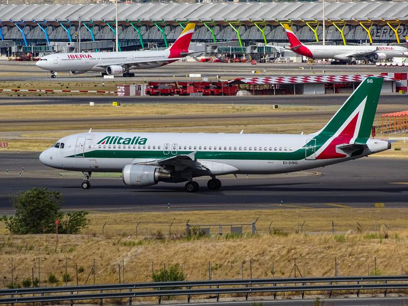 Jeden z samolotów linii lotniczych Alitalia