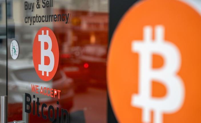 Kurs bitcoina zszedł poniżej 100 tys. USD po raz pierwszy od pół roku