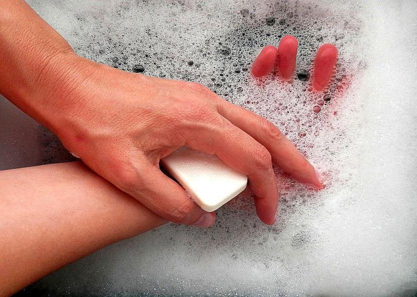 Aby ciepła woda usunęła bakterie z rąk powinna mieć temperaturę 99 st. Celsjusza - czyli taką, która dotkliwie poparzyłaby nam ręce (FOT. mimwickett/RGB Stock)