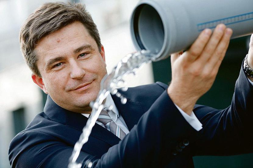 Mieszkańcy Wilanowa myją się i piją dzięki infrastrukturze wybudowanej przed laty przez Polnord. Wiceprezes Tomasz Sznajder wody nie zmąci, bo strzeliłby sobie w stopę: deweloper sprzedaje tam przecież mieszkania. Zarząd chce więc poszukać salomonowego rozwiązania, by unaocznić problem bez szkody dla mieszkańców. [FOT. WM]