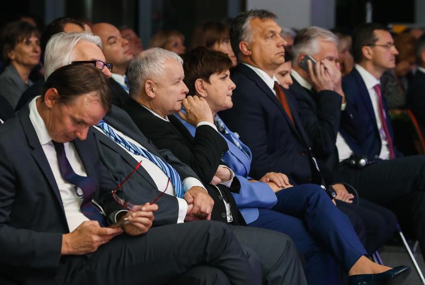 Jarosław Kaczyński i Viktor Orbán (na archiwalnym krynickim zdjęciu rozdzieleni Beatą Szydło) rzucają wyzwanie unijnej wspólnocie. Fot. Marek Wiśniewski