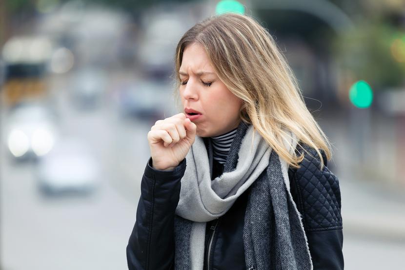 Amerykańskie Centrum Prewencji i Kontroli Chorób (CDC) zwraca uwagę, że jedynie kaszel często występuje zarówno w przypadku przeziębienia, COVID-19, grypy sezonowej, jak i wirusa RSV. 