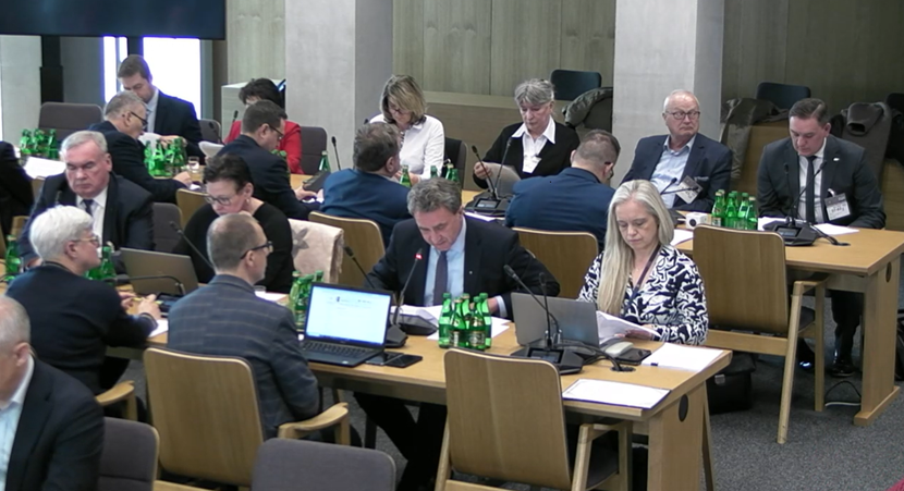 Szef sejmowej Komisji Zdrowia pytał m.in. o efektywność zmian w finansowaniu systemu ratownictwa medycznego. Wiceminister Kos odpowiedział, że na podsumowanie trzeba poczekać przynajmniej do końca marca. Szef sejmowej Komisji Zdrowia pytał m.in. o efektywność zmian w finansowaniu systemu ratownictwa medycznego. Wiceminister Kos odpowiedział, że na podsumowanie trzeba poczekać przynajmniej do końca marca.