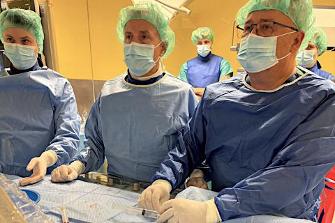 Zabiegi przeprowadzono u czterech pacjentów w wieku 4, 5, 9 i 17 lat, w tym jeden z nich był wcześniej leczony kardiochirurgicznie. Zabiegi przeprowadzono u czterech pacjentów w wieku 4, 5, 9 i 17 lat, w tym jeden z nich był wcześniej leczony kardiochirurgicznie.