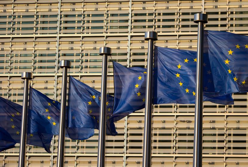 Flagi UE przed budynkiem Komisji Europejskiej w Brukseli
