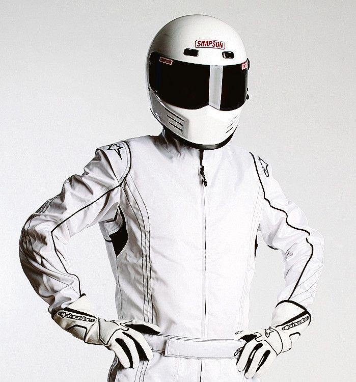 TAJEMNICZY JEŹDZIEC: Stig to tajemniczy kierowca testujący samochody w programie „Top Gear”. Występuje w białym kombinezonie, skrywa twarz pod kaskiem. Jego tożsamość od lat była tematem plotek i domysłów. W 2010 r. okazało się, że w rolę Stiga wcielał się kierowca wyścigowy Ben Collins. Brytyjczyk napisał nawet książkę, której publikację próbowała wstrzymać sama BBC. Stracił oczywiście pracę w „Top Gear”, ale na krótko znalazł zatrudnienie w konkurencyjnym show „Fifth Gear” produkowanym przez Channel 5. Tożsamość obecnego Stiga nie jest znana. W historii programu pojawiali się także kuzynowie Stiga, np. z Włoch, Niemiec albo Chin. [FOT. GK]