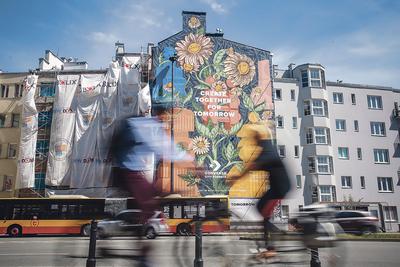 Mural przy ulicy Jaworzyńskiej w Warszawie namalowano farbami fotokatalitycznymi, które zawierają dwutlenek tytanu. Dzięki temu szkodliwe substancje w powietrzu zamieniane są w bezpieczne azotany i węglany.