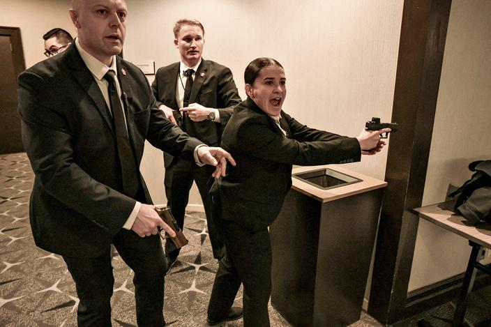 Reakcja funkcjonariuszy służb bezpieczeństwa, gdy strzelec otwiera ogień podczas corocznej kolacji Stowarzyszenia Korespondentów przy Białym Domu w Waszyngtonie, USA, 25 kwietnia 2026 r.