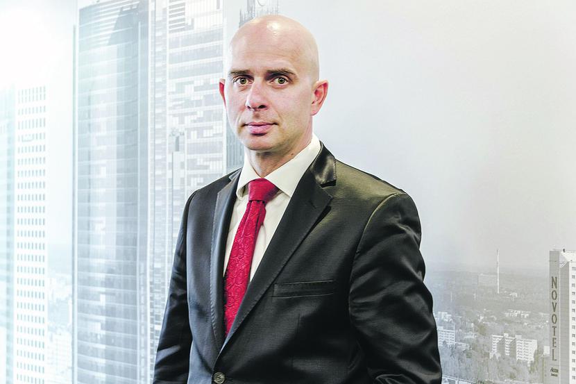 NA WŁASNYM:
 Dla inwestora
 atrakcyjniejsze
 od prawa do
 użytkowania
 wieczystego jest
 posiadanie ziemi na
 własność. Przekłada
 się to na proces
 inwestycyjny,
 ponieważ jest
 związane z nieco
 inną kalkulacją
 projektu
 — twierdzi Daniel
 Puchalski, dyrektor
 działu gruntów
 inwestycyjnych
 Jones Lang LaSalle.
 [FOT. ARC]