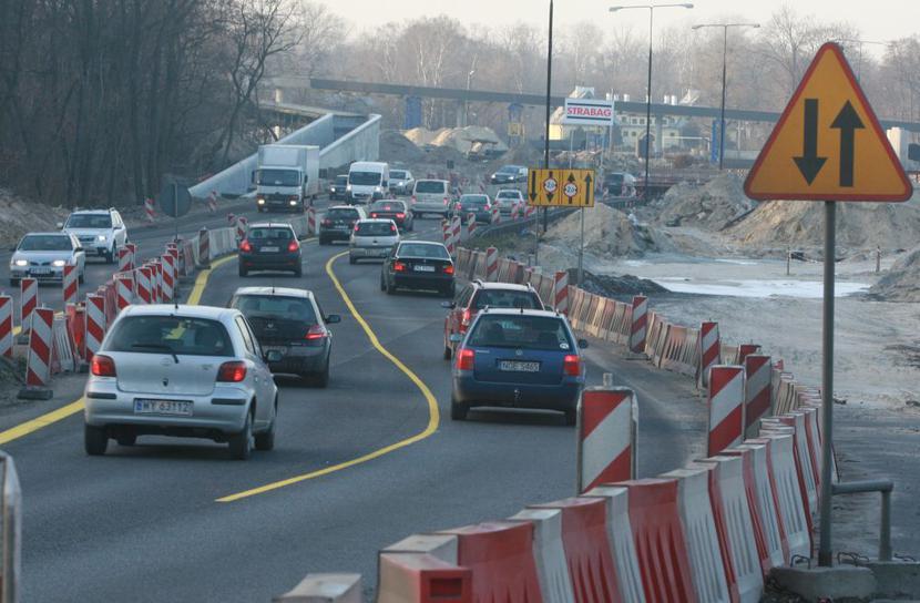Polacy chętnie kupują domy, ale tak położone aby nie musieli tracić zbyt wiele czasu na dojazdy do pracy, szkoły czy przedszkola. [fot. Grzegorz Kawecki]