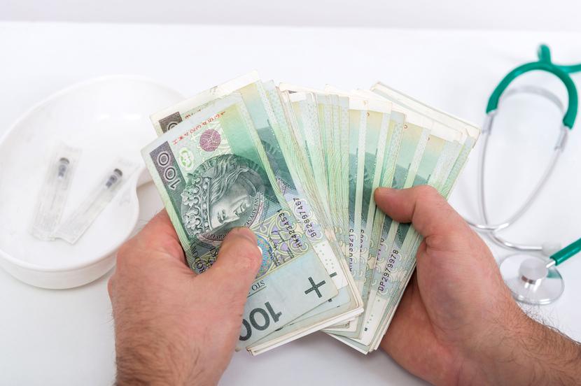 Konieczne jest stworzenie instrumentu umożliwiającego określenie, jaki procent od kwoty płaconej za realizację konkretnego świadczenia ma się składać na wynagrodzenie lekarza - uważa dyrektor szpitala. Konieczne jest stworzenie instrumentu umożliwiającego określenie, jaki procent od kwoty płaconej za realizację konkretnego świadczenia ma się składać na wynagrodzenie lekarza - uważa dyrektor szpitala.