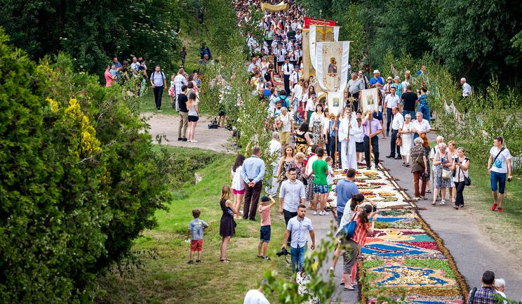 Trzysta tysięcy kroków po płatkach. Jak spycimierskie dywany kwiatowe trafiły na listę UNESCO