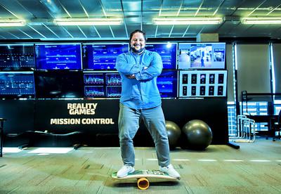 Zbigniew Woźnowski, szef Reality Games, postawił na biuro, które... można spakować w kilka godzin. Bo w grach wszystko się ciągle zmienia. Są więc skrzynie z Afganistanu na amunicję, sejfy i wskaźniki firmy na ściennych ekranach.