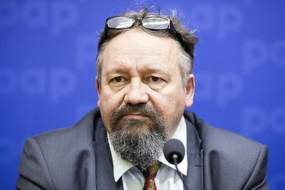 W marcu 2017 r. Grzegorz Banecki, prezes Wojskowych Zakładów Łączności nr 1, zapewniał, że spółka dysponuje odpowiednimi zasobami ludzkimi i infrastrukturą, by projekt automatowy zrealizować z sukcesem. Zapowiadał wręcz stworzenie „nowej gałęzi przemysłu”. Dziś, co specjalnie nie dziwi, jest dużo mniej rozmowny