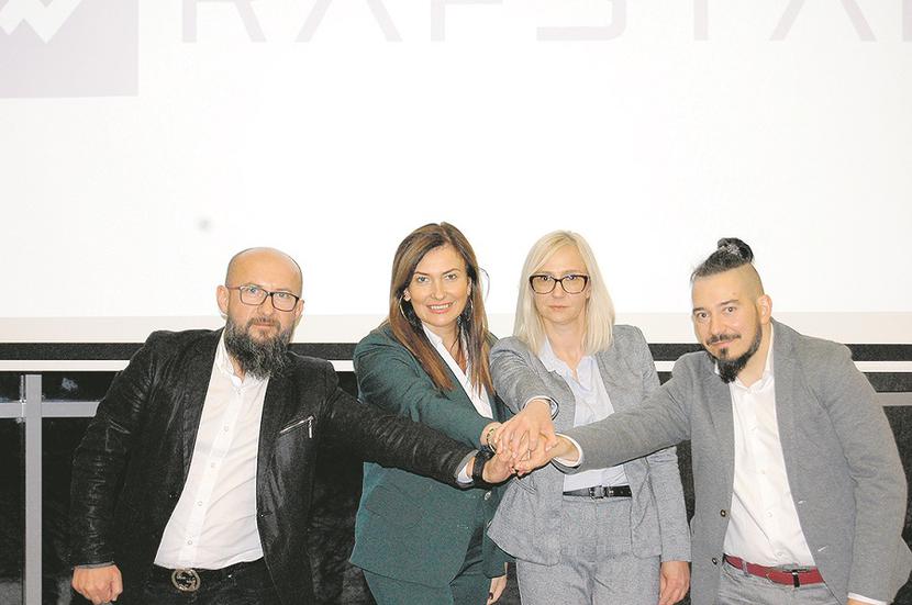 KOMPLEKSOWOŚĆ: Nie skupiamy się na dystrybucji pojedynczych produktów, ale oferujemy szerokie spektrum wyrobów, co daje możliwość zaprojektowania, zbudowania i dostawy całego układu przemysłowego – wyjaśnia Stanisław Wołoszyn, prezes zarządu Rafstal sp. z o.o. (na zdjęciu z lewej) w towarzystwie współpracowników. [FOT. ARC]