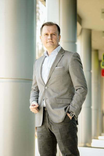 Artur Pakuła, prezes Arranta, wieszczy konsolidację i upatruje w niej szansy na wzrost. Jego firma ruszyła w Polskę — informować agentów o ważnych zmianach w prawie, bo Arrant stawia przede wszystkim na dobrze wyedukowany zespół.