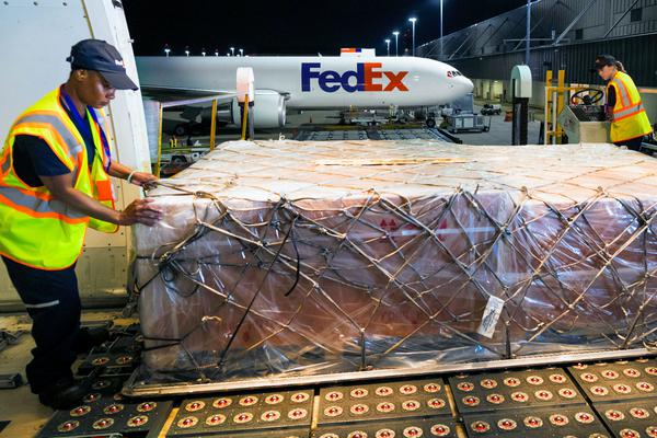 Transport towarów niebezpiecznych z FedEx - specjalizacja, która zobowiązuje