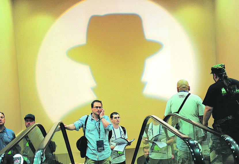 KAPELUSZE INTRYGUJĄ: Sierpniowe konferencje Black Hat i Def Con przyciągają tłumy komputerowych maniaków. Organizatorzy zapraszają nie tylko specjalistów ds. zabezpieczeń, ale też prezesów koncernów, inwestorów, łowców talentów, profesorów i studentów. [FOT. BLOOMBERG] 