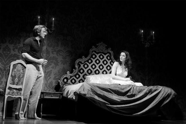 Aktorzy na scenie w trakcie sztuki 