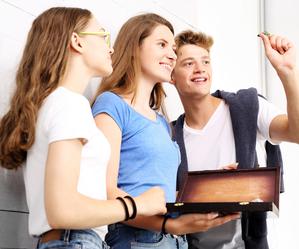 Qemetica rozwija „Ósemkę” – program psychoedukacyjny, który pomaga ósmoklasistom wejść w dorosłość z głową