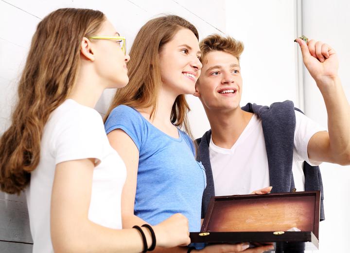 Qemetica rozwija „Ósemkę” – program psychoedukacyjny, który pomaga ósmoklasistom wejść w dorosłość z głową