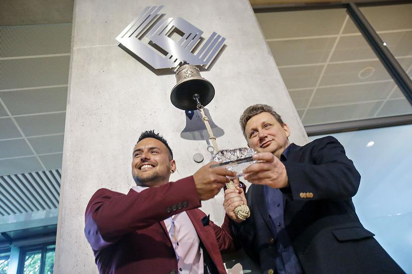 ODCZAROWAĆ PARKIET: