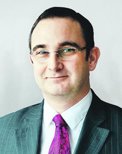 DWA PODEJŚCIA DO RAT: Eurobank, którego pierwszym wiceprezesem jest  Alexis Lacroix (z lewej), wraca na rynek ratalny, ale nie po klienta  masowego, lecz zamożniejszego. Bartosz Chytła, pierwszy wiceprezes Nest  Banku, w ratach szuka marżowych nisz.