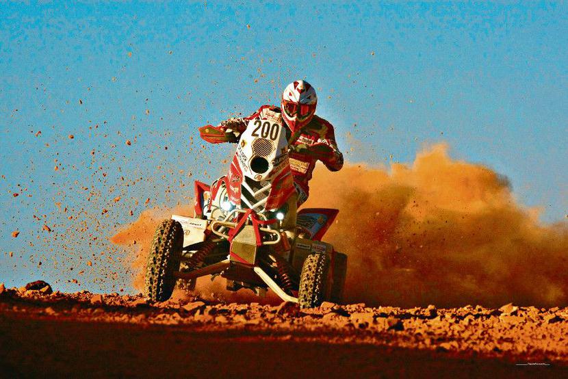Rafał Sonik nie jest w rajdzie Dakar nowicjuszem. W tym roku startuje już po raz szósty, a dwukrotnie zajął w nim trzecie miejsce. Wszystko wskazuje na to, że także w tegorocznej edycji o wygraną tradycyjnie będzie walczył głównie z Marco Patronellim. Po dwóch etapach Sonik zajmował trzecie miejsce i tracił do prowadzącego Argentyńczyka ponad 6 minut, co — jak na warunki Dakaru — nie jest dużą stratą: ostatni w klasyfikacji Pablo Rios traci do najlepszych już ponad 8 godzin. [FOT. ARC]
 