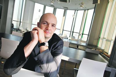 Przedstawiciele funduszy inwestycyjnych,  wśród nich Dominik Czajewski, dyrektor Waterlanda (na zdjęciu), przyznają,  że multiagencje to interesujący cel inwestycji. Trzeba na nie jednak  poczekać. Igor Rusinowski, szef Unilinka, jednego z największych  pośredników na rynku, twierdzi, że właściciele multiagencji nie czują na  razie potrzeby wpuszczania do spółek inwestorów finansowych.