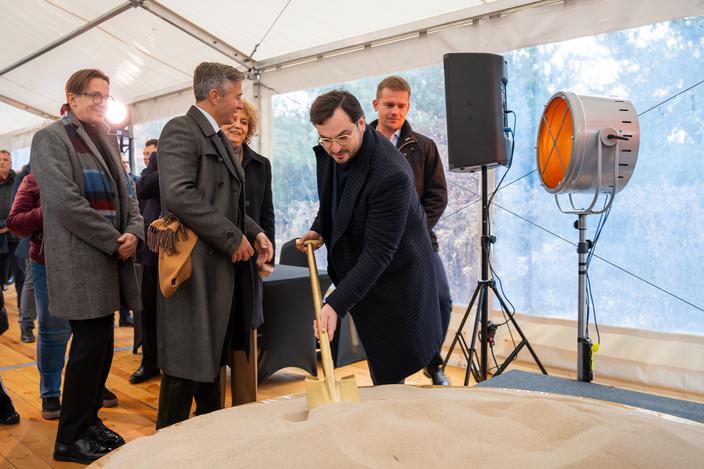 Symboliczny początek: