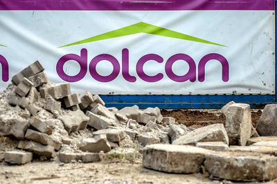 Przez lata Dolcan miał siedzibę w tym budynku na warszawskim Targówku, przy ul. Łodygowej 26. W dniu ogłaszania upadłości dewelopera nowym właścicielem części nieruchomości zlokalizowanej pod tym adresem stała się spółka zewnętrzna. Syndyk Dolcanu podejrzewa, że była to jedna z transakcji, przeprowadzonych z naruszeniem prawa. Zamierza ją podważyć, a nieruchomość odzyskać.