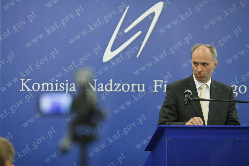 PODZIELONY NADZÓR: Komisja Nadzoru Finansowego, kierowana przez Andrzeja Jakubiaka, podtrzymała decyzję o odebraniu Abris Capital prawa wykonywania głosu z akcji FM Banku PBP. Ale nie jednogłośnie, przeciwny był Lesław Gajek, wiceprzewodniczący KNF. [FOT. WM] 